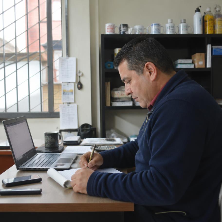 Profesional independiente trabajando en su oficina en Bogotá